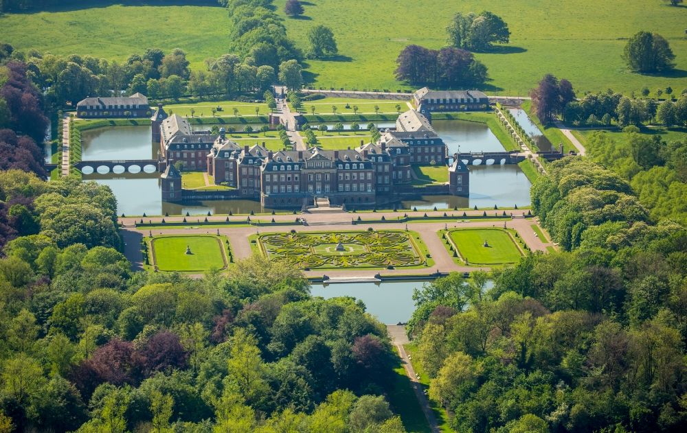 Aerial photograph Nordkirchen - Building and castle park systems of water castle Nordkirchen in the state North Rhine-Westphalia