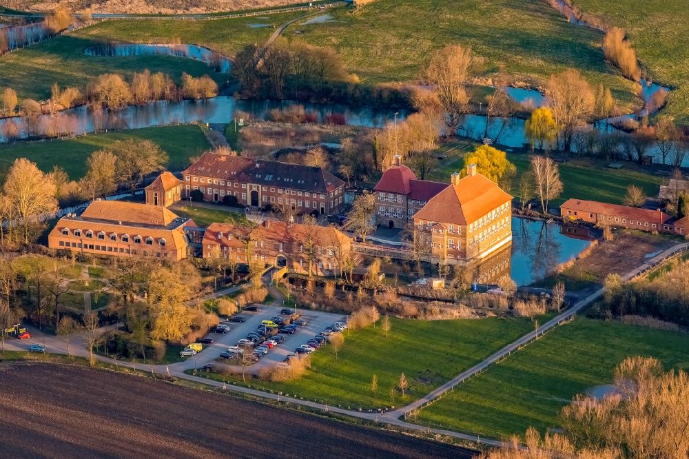 Aerial image Hamm - Building and castle park systems of water castle Oberwerries in Hamm in the state North Rhine-Westphalia, Germany