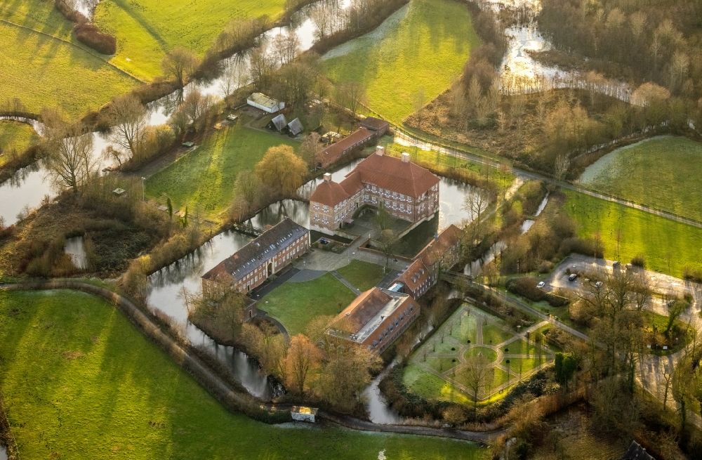 Aerial image Hamm - building and castle park systems of water castle Oberwerries in Hamm in the state North Rhine-Westphalia, Germany