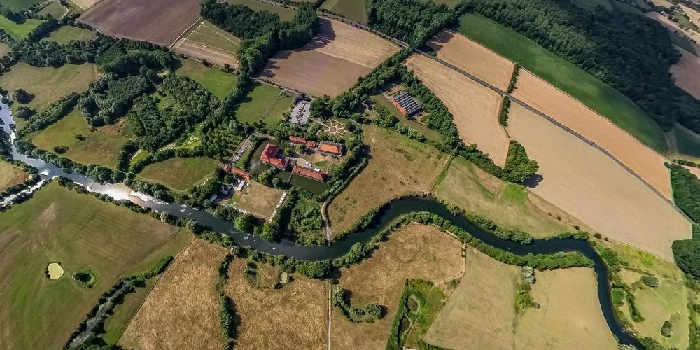 Aerial image Hamm - Building and castle park systems of water castle Oberwerries in the district Heessen in Hamm at Ruhrgebiet in the state North Rhine-Westphalia, Germany