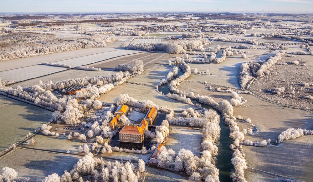 Aerial image Hamm - Building and castle park systems of water castle Oberwerries on street Zum Schloss Oberwerries in Hamm at Ruhrgebiet in the state North Rhine-Westphalia, Germany