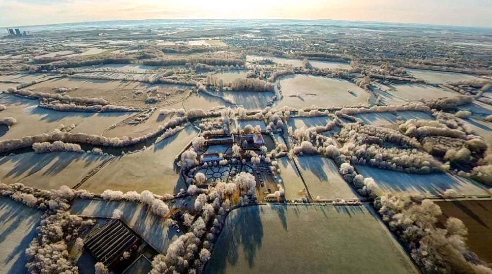 Hamm from the bird's eye view: Building and castle park systems of water castle Oberwerries in Hamm in the state North Rhine-Westphalia, Germany