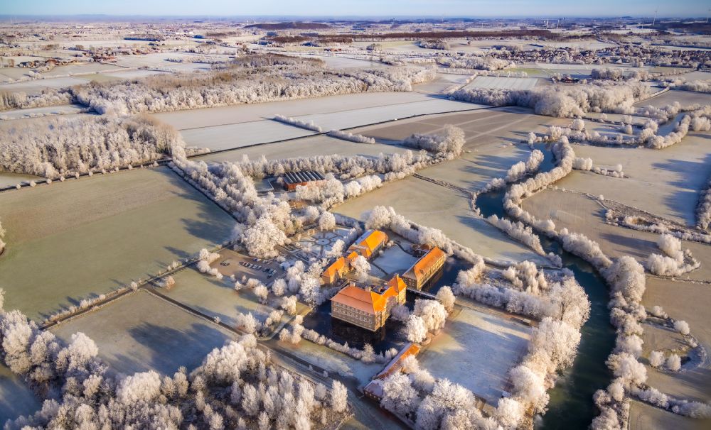 Aerial photograph Hamm - Building and castle park systems of water castle Oberwerries in Hamm in the state North Rhine-Westphalia, Germany