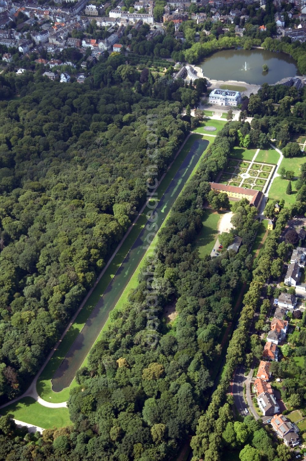 Aerial image Düsseldorf - Building and castle park systems of water castle in the district Benrath in Duesseldorf in the state North Rhine-Westphalia, Germany