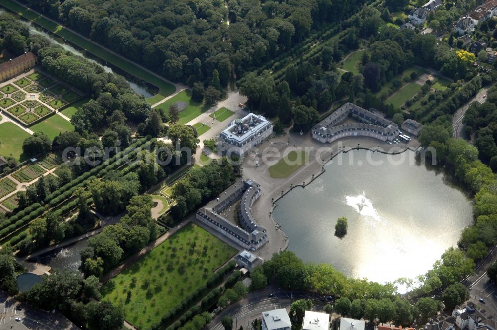 Aerial photograph Düsseldorf - Building and castle park systems of water castle in the district Benrath in Duesseldorf in the state North Rhine-Westphalia, Germany