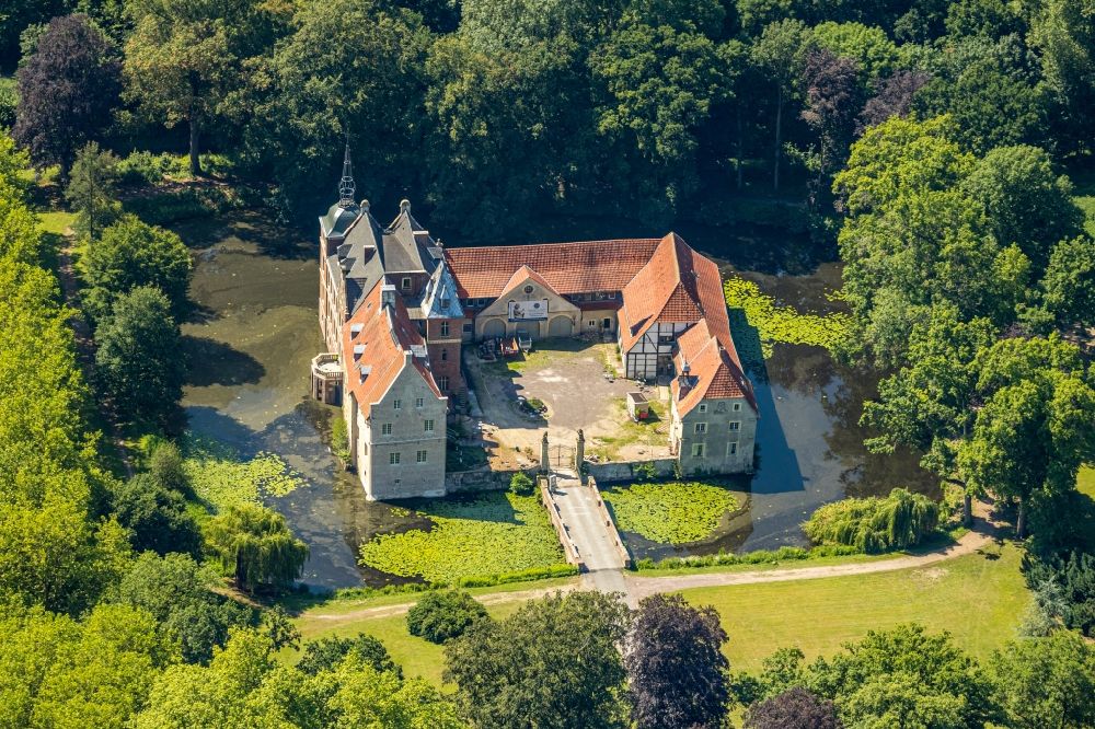 Senden from the bird's eye view: Building and castle park systems of water castle in the district Holtrup in Senden in the state North Rhine-Westphalia, Germany