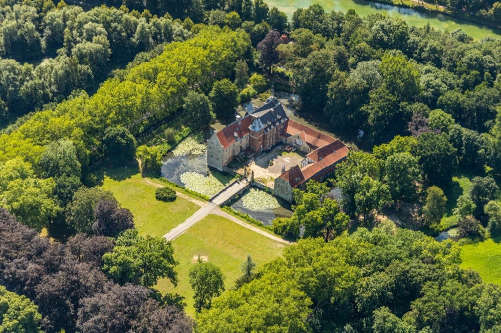 Aerial image Senden - Building and castle park systems of water castle in the district Holtrup in Senden in the state North Rhine-Westphalia, Germany