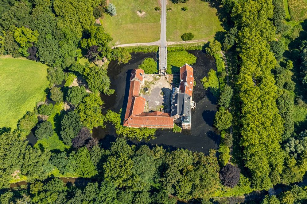 Aerial photograph Senden - Building and castle park systems of water castle in the district Holtrup in Senden in the state North Rhine-Westphalia, Germany