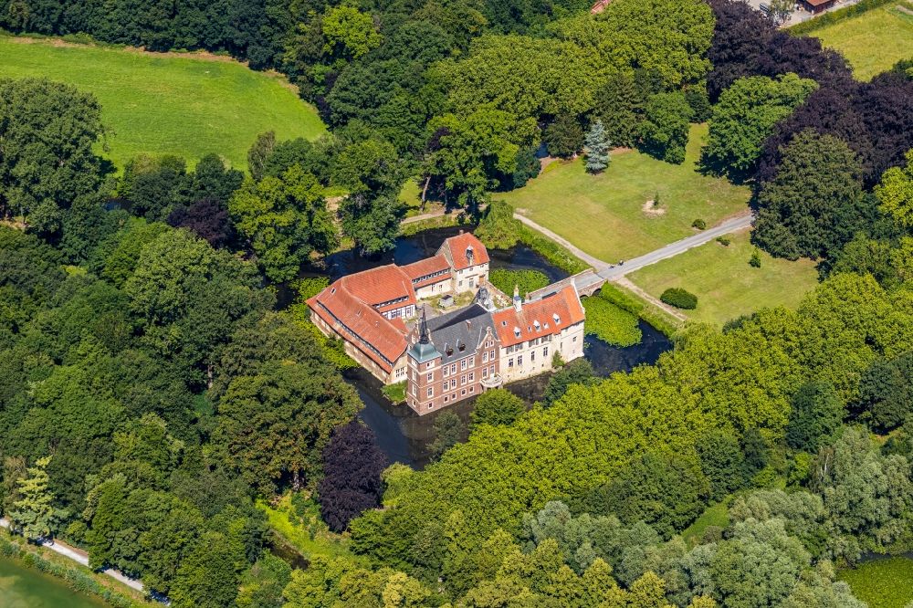 Aerial photograph Senden - Building and castle park systems of water castle in the district Holtrup in Senden in the state North Rhine-Westphalia, Germany
