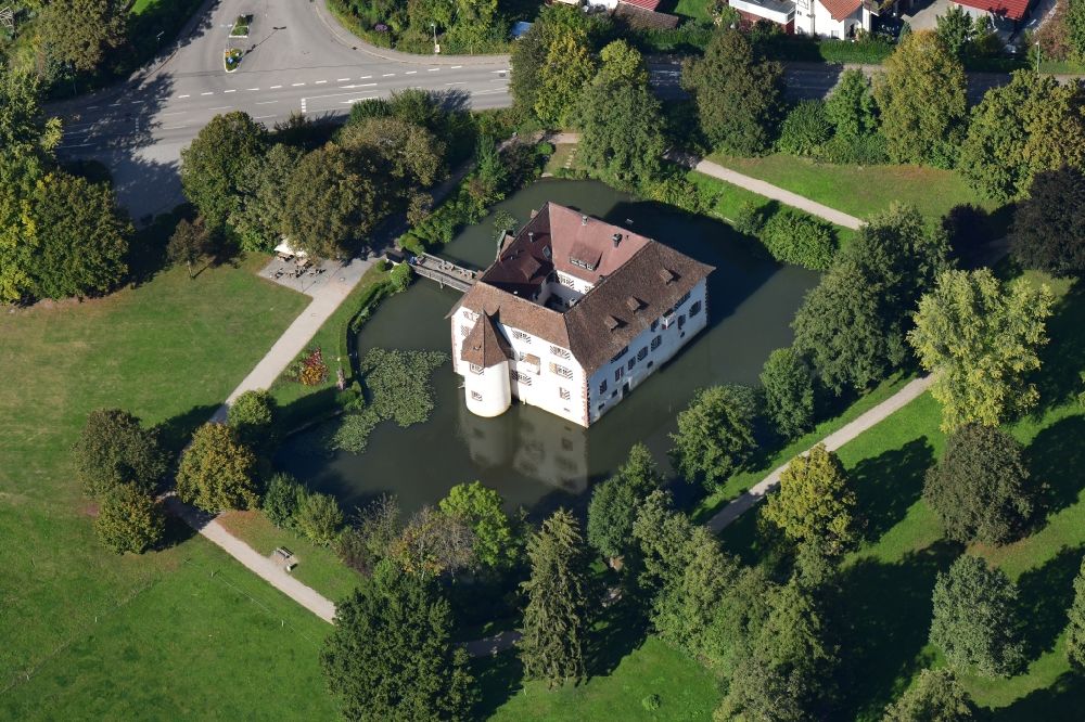 Inzlingen from the bird's eye view: Building and castle park systems of moated castle Reichensteinwith restaurant and town hall in Inzlingen in the state Baden-Wurttemberg, Germany