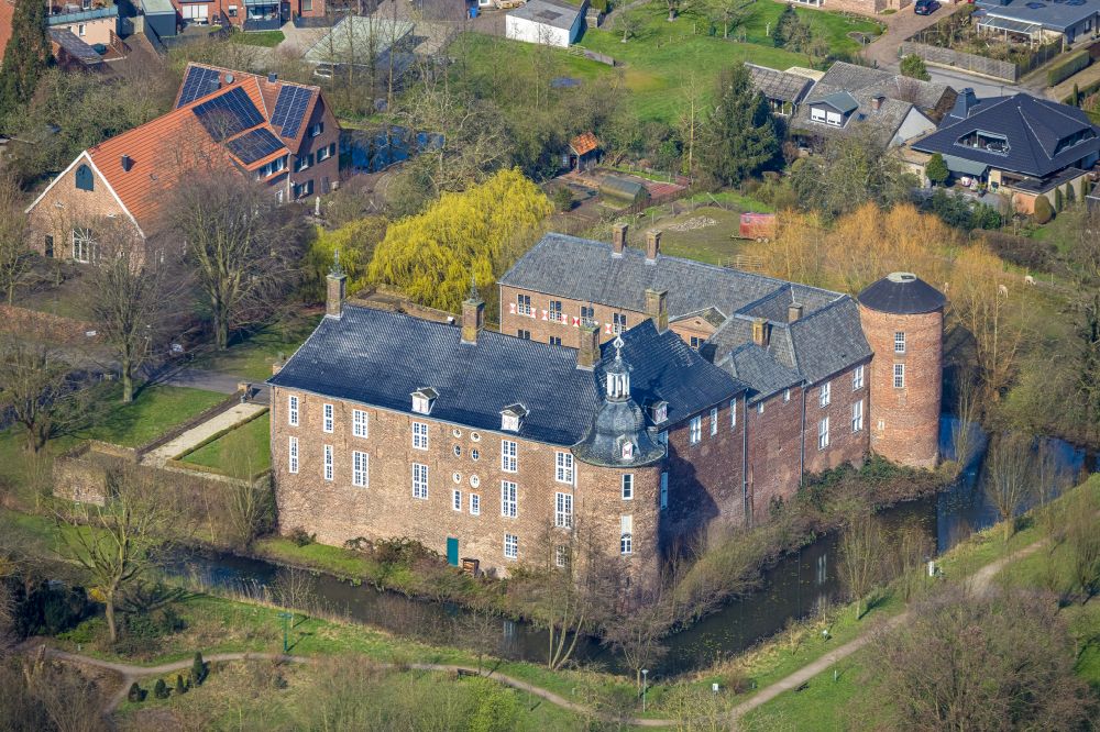 Aerial image Hamminkeln - Building and castle park systems of water castle Ringenberg on street Schlossstrasse in Hamminkeln in the state North Rhine-Westphalia, Germany