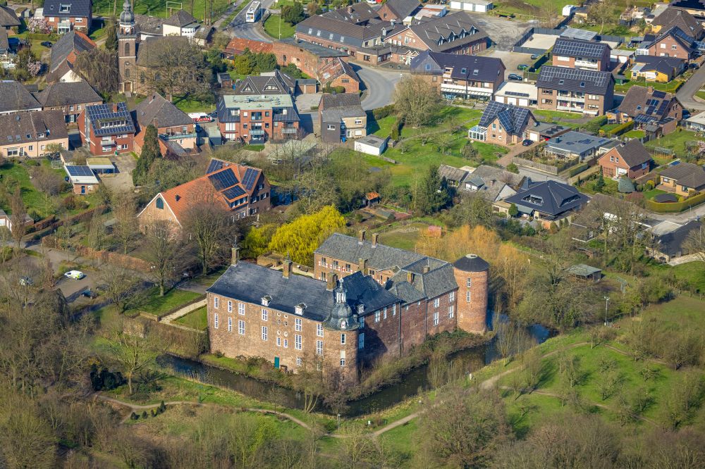 Aerial photograph Hamminkeln - Building and castle park systems of water castle Ringenberg on street Schlossstrasse in Hamminkeln in the state North Rhine-Westphalia, Germany