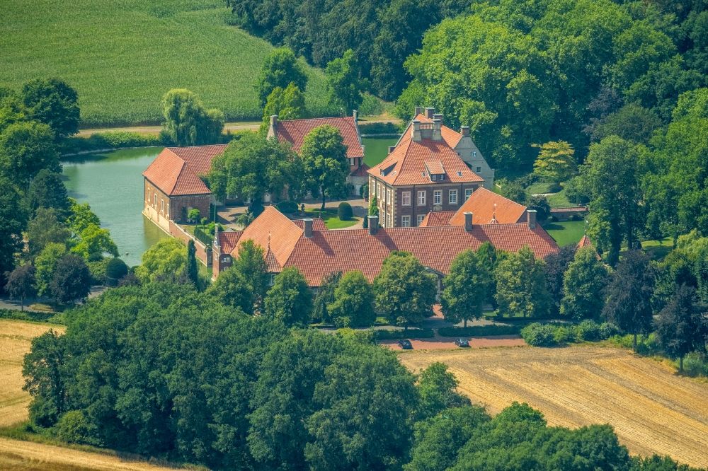 Rinkerode from the bird's eye view: Building and castle park systems of moat with moated castle Rittergut House Borg in Rinkerode in North Rhine-Westphalia, Germany