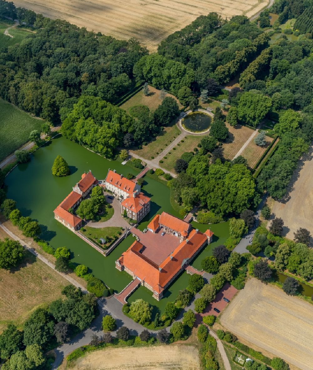 Rinkerode from the bird's eye view: Building and castle park systems of water castle Rittergut Haus Borg in Rinkerode in the state North Rhine-Westphalia, Germany