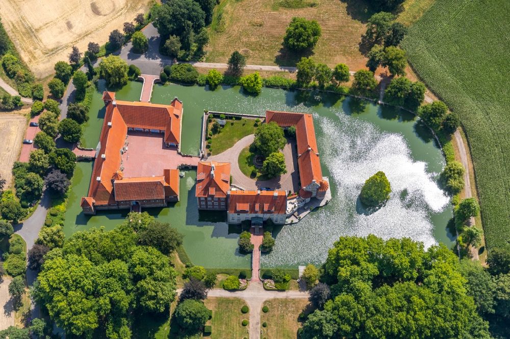 Aerial image Rinkerode - Building and castle park systems of water castle Rittergut Haus Borg in Rinkerode in the state North Rhine-Westphalia, Germany