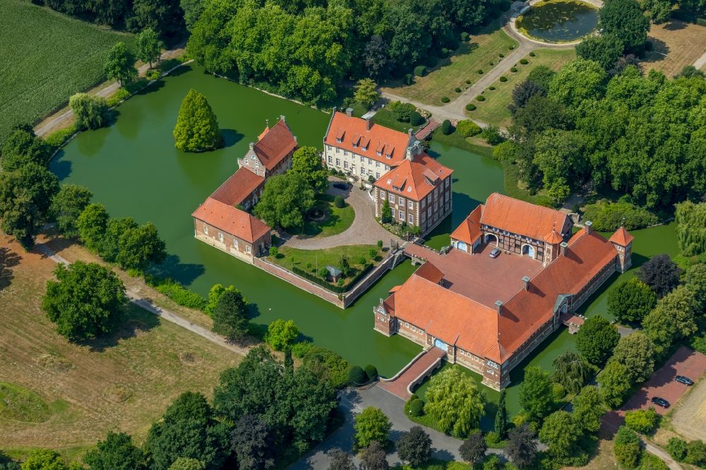 Rinkerode from the bird's eye view: Building and castle park systems of water castle Rittergut Haus Borg in Rinkerode in the state North Rhine-Westphalia, Germany