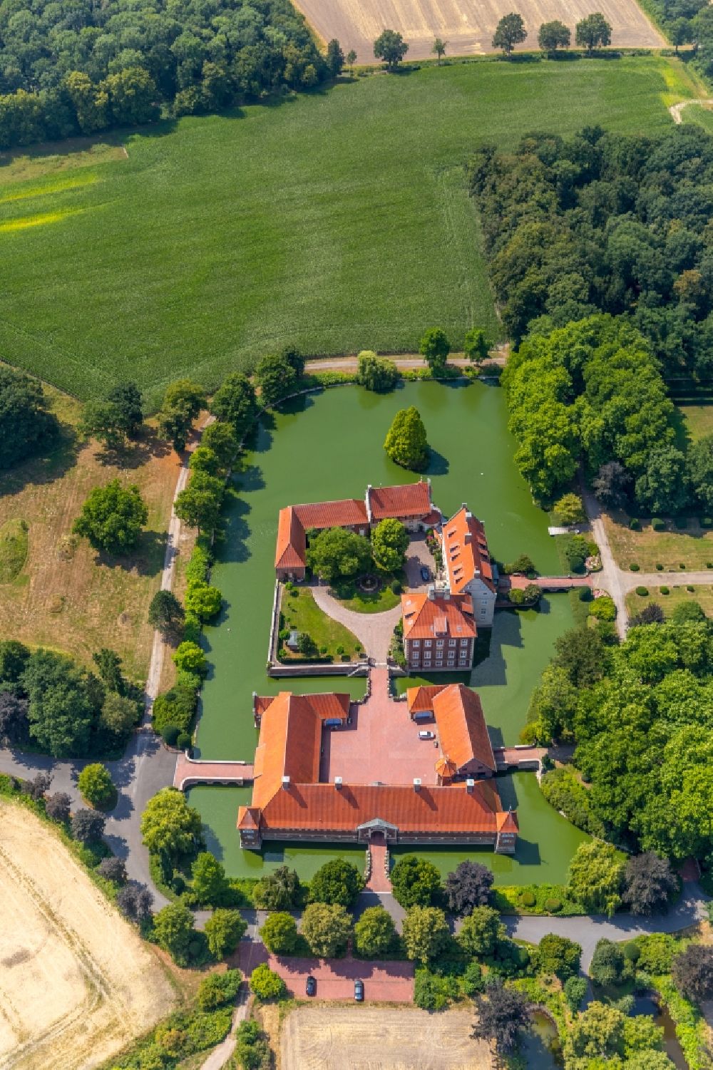 Aerial photograph Rinkerode - Building and castle park systems of water castle Rittergut Haus Borg in Rinkerode in the state North Rhine-Westphalia, Germany