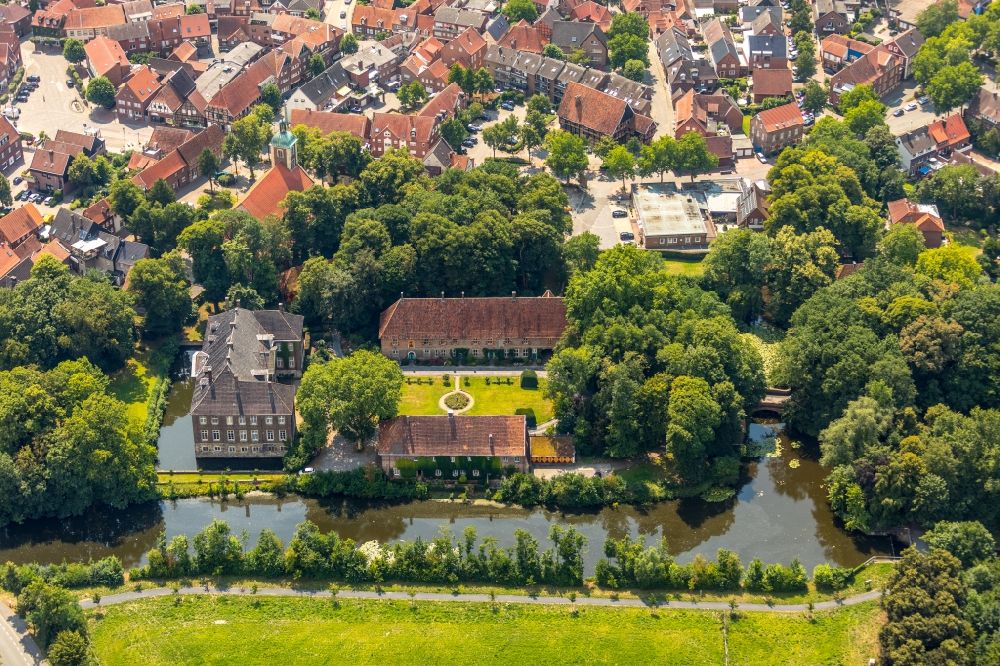 Aerial image Drensteinfurt - Building and castle park systems of water castle Haus Steinfurt in Drensteinfurt in the state North Rhine-Westphalia, Germany