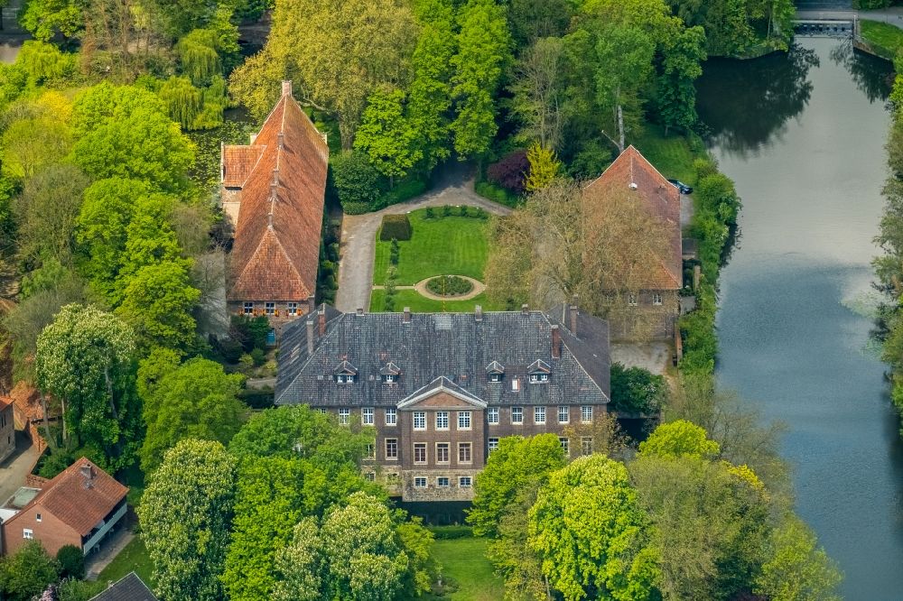 Aerial photograph Drensteinfurt - Building and castle park systems of water castle Haus Steinfurt in Drensteinfurt in the state North Rhine-Westphalia, Germany