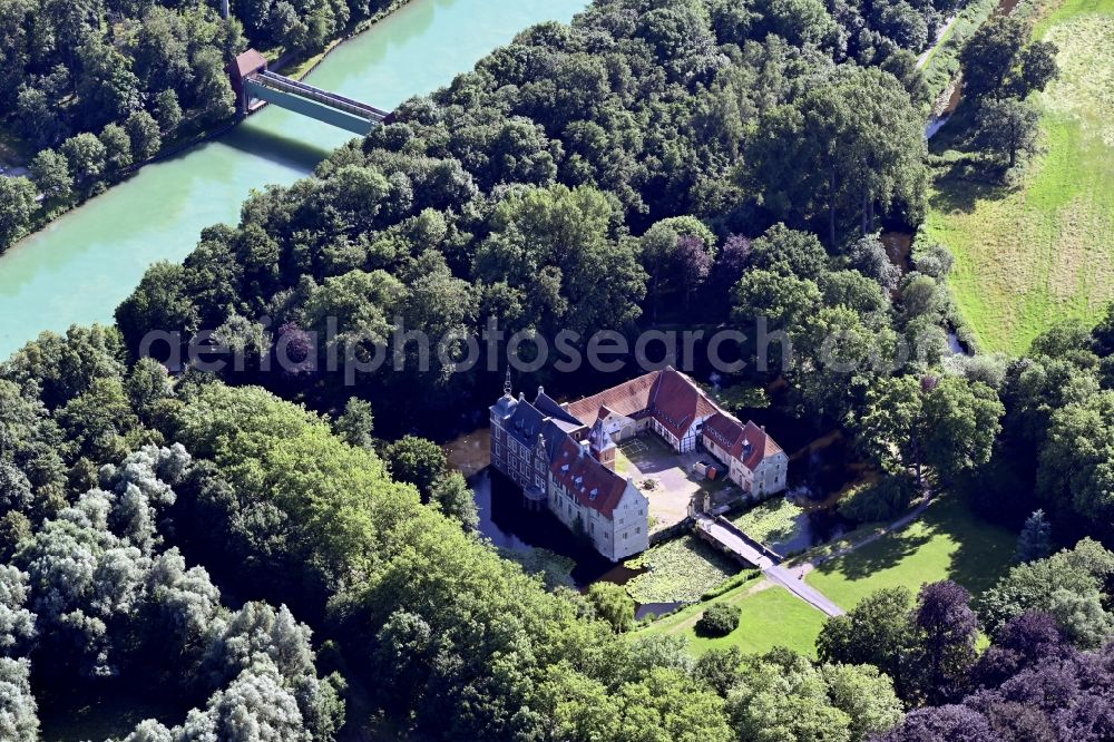 Aerial image Senden - Building and castle park systems of water castle Schloss Senden in Senden in the state North Rhine-Westphalia, Germany