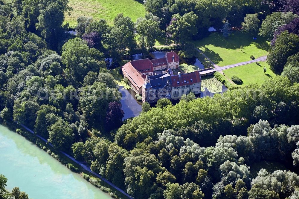 Aerial photograph Senden - Building and castle park systems of water castle Schloss Senden in Senden in the state North Rhine-Westphalia, Germany