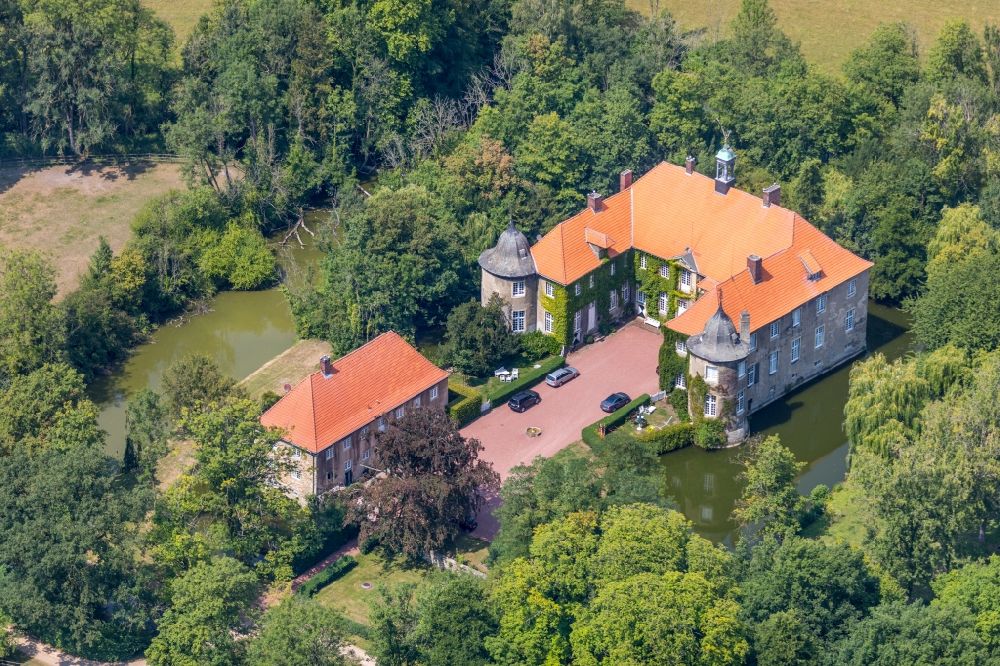 Aerial photograph Ascheberg - Building and castle park systems of water castle Schlossgut Itlingen in Ascheberg in the state North Rhine-Westphalia, Germany
