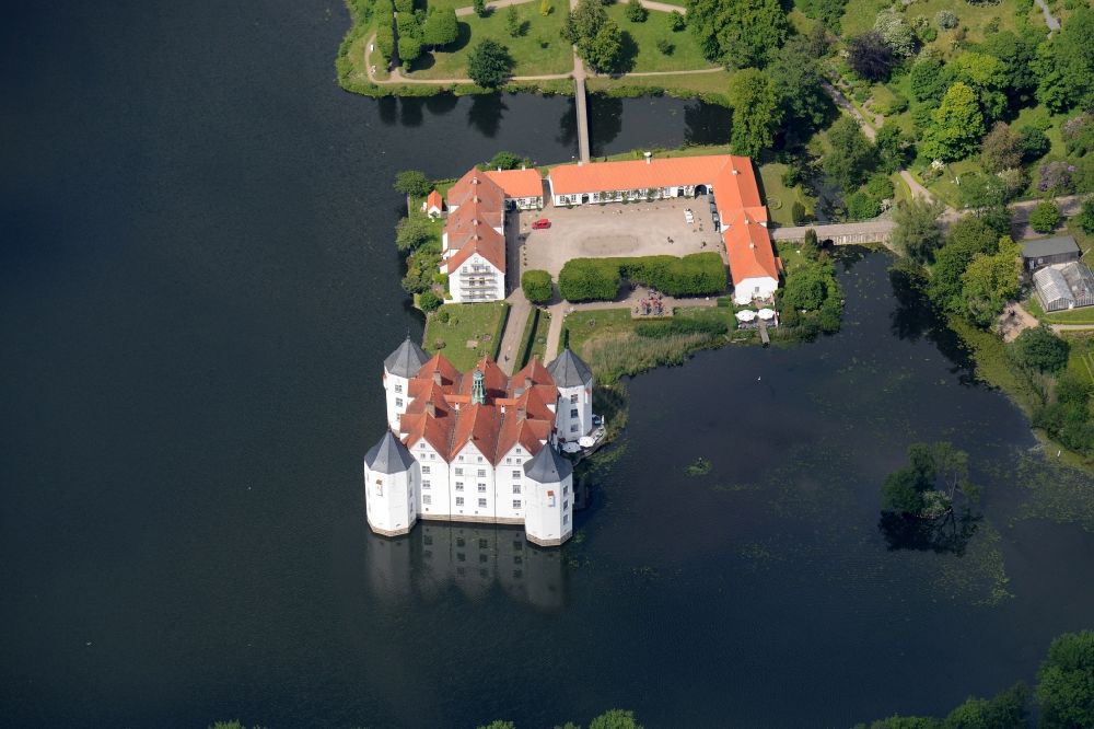 Glücksburg (Ostsee) from the bird's eye view: Building and castle park systems of water castle in Gluecksburg (Ostsee) in the state Schleswig-Holstein
