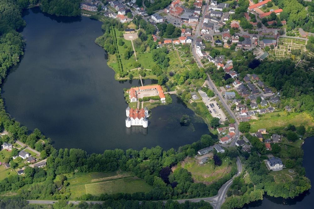Aerial image Glücksburg (Ostsee) - Building and castle park systems of water castle in Gluecksburg (Ostsee) in the state Schleswig-Holstein