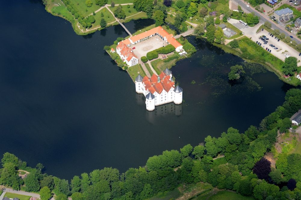 Aerial photograph Glücksburg (Ostsee) - Building and castle park systems of water castle in Gluecksburg (Ostsee) in the state Schleswig-Holstein