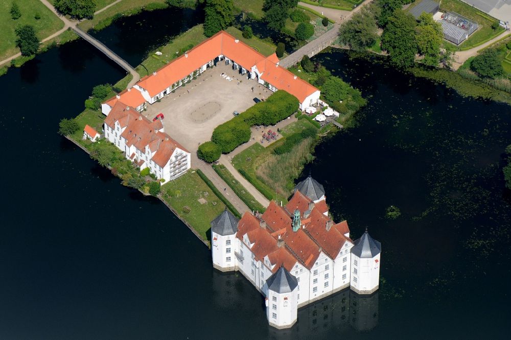 Aerial photograph Glücksburg (Ostsee) - Building and castle park systems of water castle in Gluecksburg (Ostsee) in the state Schleswig-Holstein