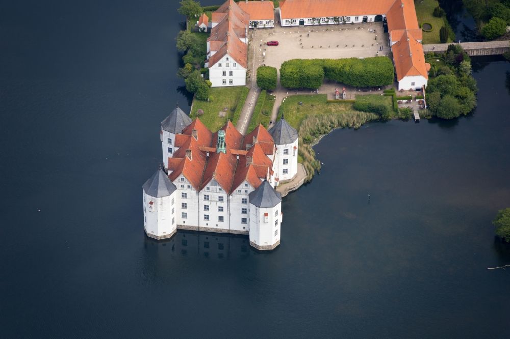 Aerial photograph Glücksburg - Building and castle park systems of water castle in Gluecksburg (Ostsee) in the state Schleswig-Holstein