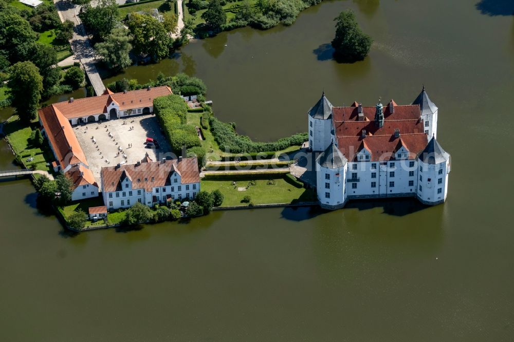 Aerial photograph Glücksburg - Building and castle park systems of water castle in Gluecksburg (Ostsee) in the state Schleswig-Holstein