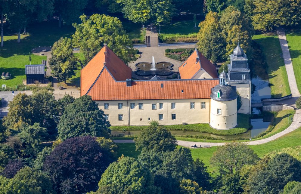 Aerial image Schwelm - Building and castle park systems of water castle in Schwelm in the state North Rhine-Westphalia