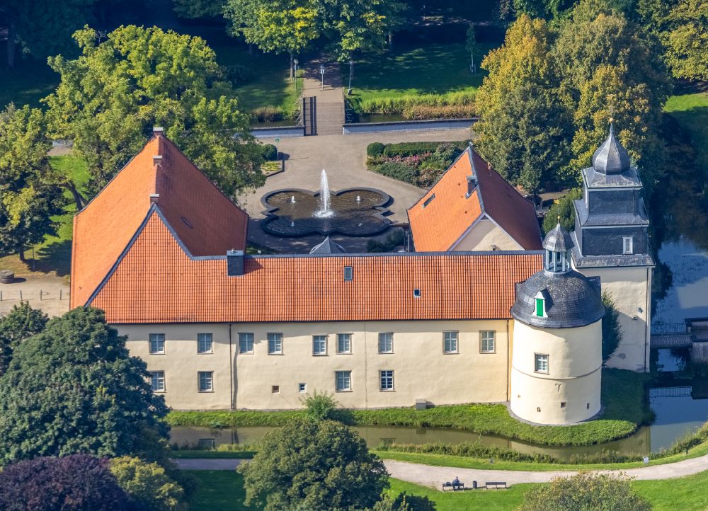 Aerial photograph Schwelm - Building and castle park systems of water castle in Schwelm in the state North Rhine-Westphalia