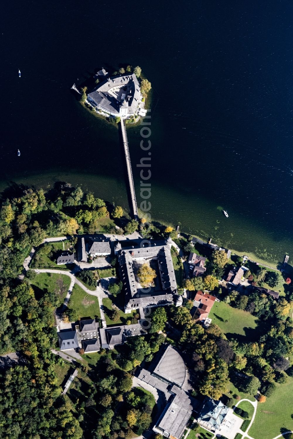 Aerial photograph Gmunden - Building and castle park systems of water castle Seeschloss Orth on lake Traunsee in Gmunden in Oberoesterreich, Austria