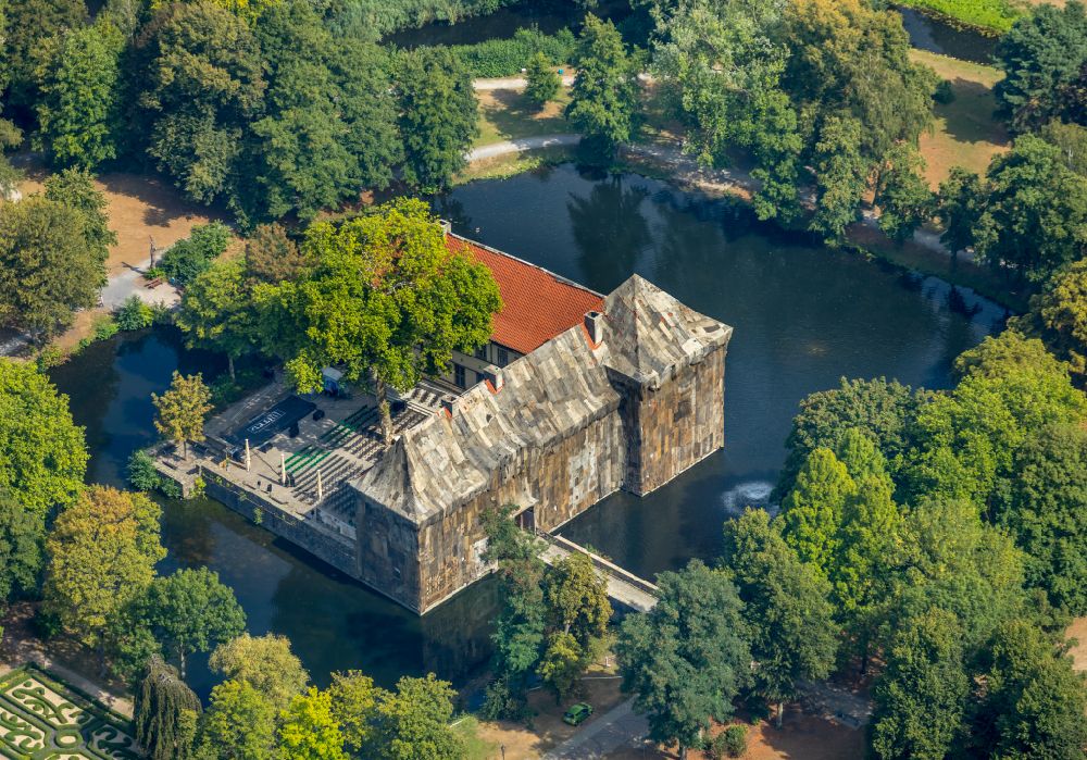 Aerial photograph Herne - Buildings and castle complexes of the moated castle Schloss Struenkede in the north on street Karl-Brandt-Weg of Herne in the state North Rhine-Westphalia, Germany
