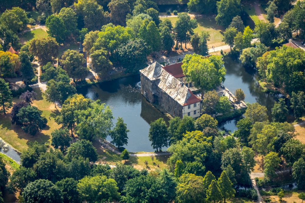 Aerial photograph Herne - Buildings and castle complexes of the moated castle Schloss Struenkede in the north on street Karl-Brandt-Weg of Herne in the state North Rhine-Westphalia, Germany