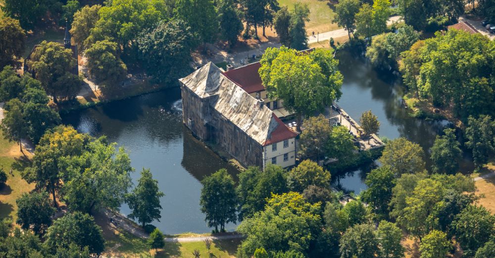Herne from above - Buildings and castle complexes of the moated castle Schloss Struenkede in the north on street Karl-Brandt-Weg of Herne in the state North Rhine-Westphalia, Germany