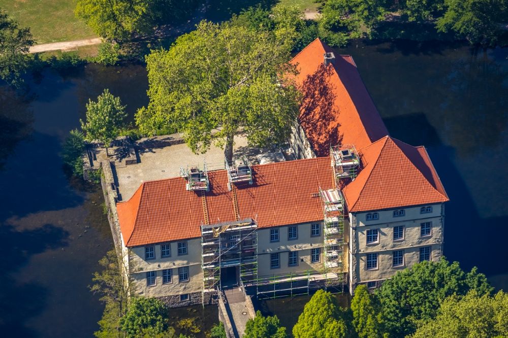 Aerial photograph Herne - Buildings and castle complexes of the moated castle Schloss Struenkede in the north of Herne in the state North Rhine-Westphalia, Germany