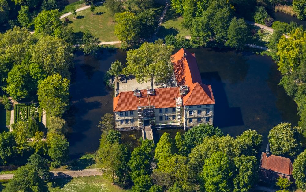Herne from above - Buildings and castle complexes of the moated castle Schloss Struenkede in the north of Herne in the state North Rhine-Westphalia, Germany