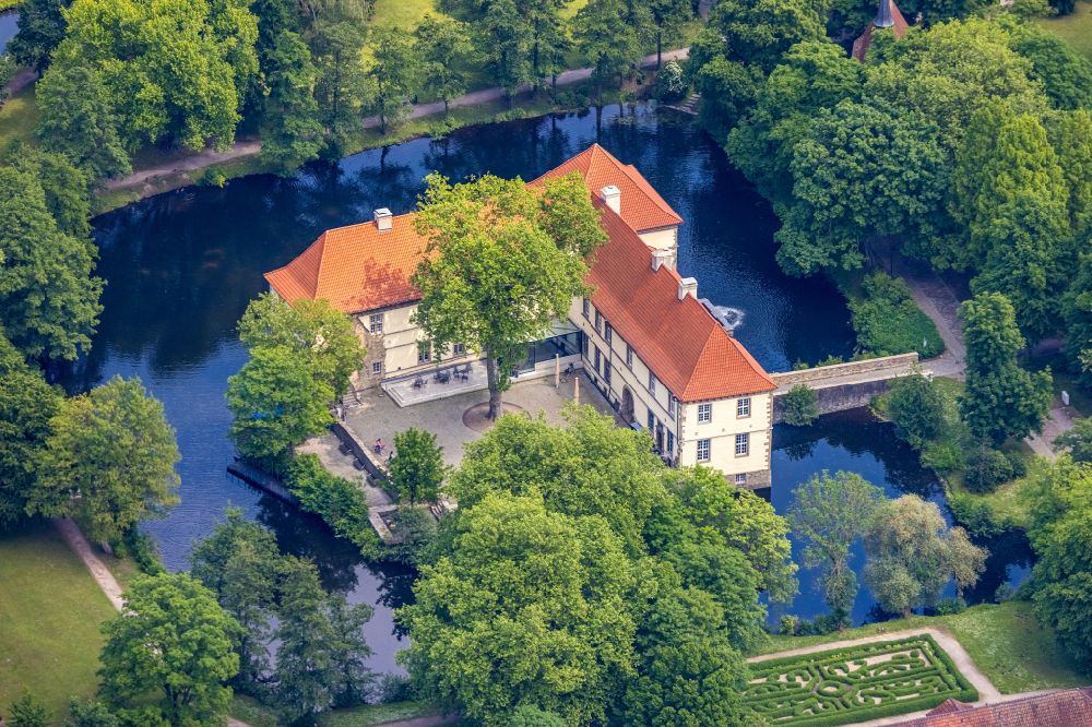 Aerial image Herne - Buildings and castle complexes of the moated castle Schloss Struenkede in the north of Herne at Ruhrgebiet in the state North Rhine-Westphalia, Germany