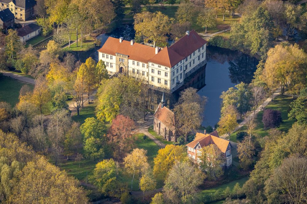 Aerial image Herne - Buildings and castle complexes of the moated castle Schloss Struenkede in the north of Herne in the state North Rhine-Westphalia, Germany