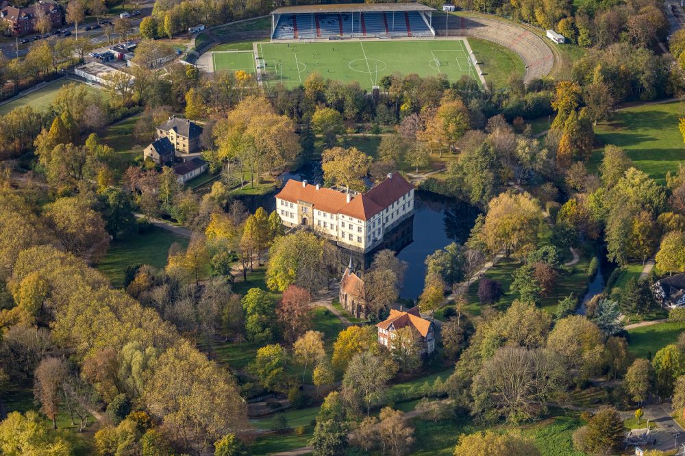 Aerial photograph Herne - Buildings and castle complexes of the moated castle Schloss Struenkede in the north of Herne in the state North Rhine-Westphalia, Germany