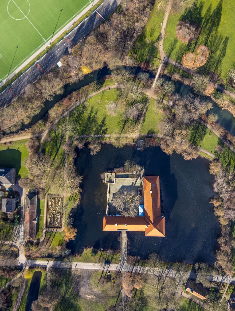 Aerial image Herne - Buildings and castle complexes of the moated castle Schloss Struenkede in the north on street Karl-Brandt-Weg of Herne in the state North Rhine-Westphalia, Germany