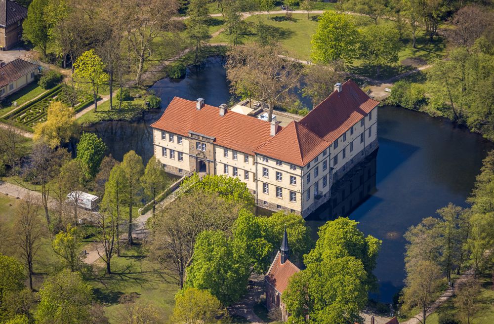 Herne from the bird's eye view: Buildings and castle complexes of the moated castle Schloss Struenkede in the north on street Karl-Brandt-Weg of Herne in the state North Rhine-Westphalia, Germany