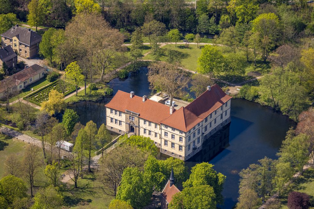 Aerial image Herne - Buildings and castle complexes of the moated castle Schloss Struenkede in the north on street Karl-Brandt-Weg of Herne in the state North Rhine-Westphalia, Germany