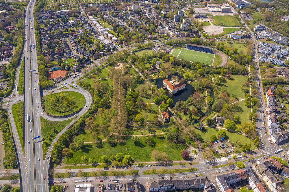 Herne from above - Buildings and castle complexes of the moated castle Schloss Struenkede on street Karl-Brandt-Weg of Herne in the state North Rhine-Westphalia, Germany