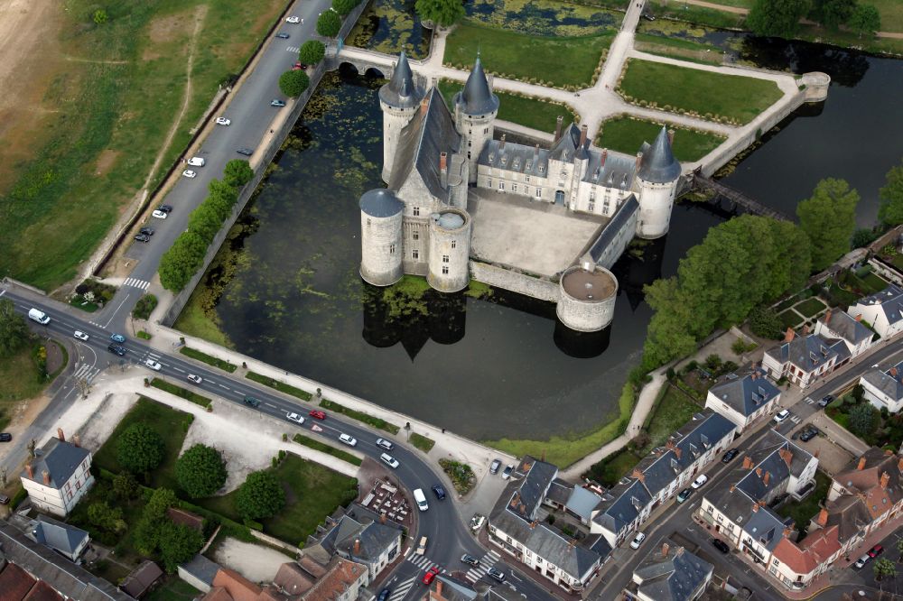 Aerial photograph Sully-sur-Loire - Building and castle park systems of water castle Sully in Sully-sur-Loire in Centre-Val de Loire, France