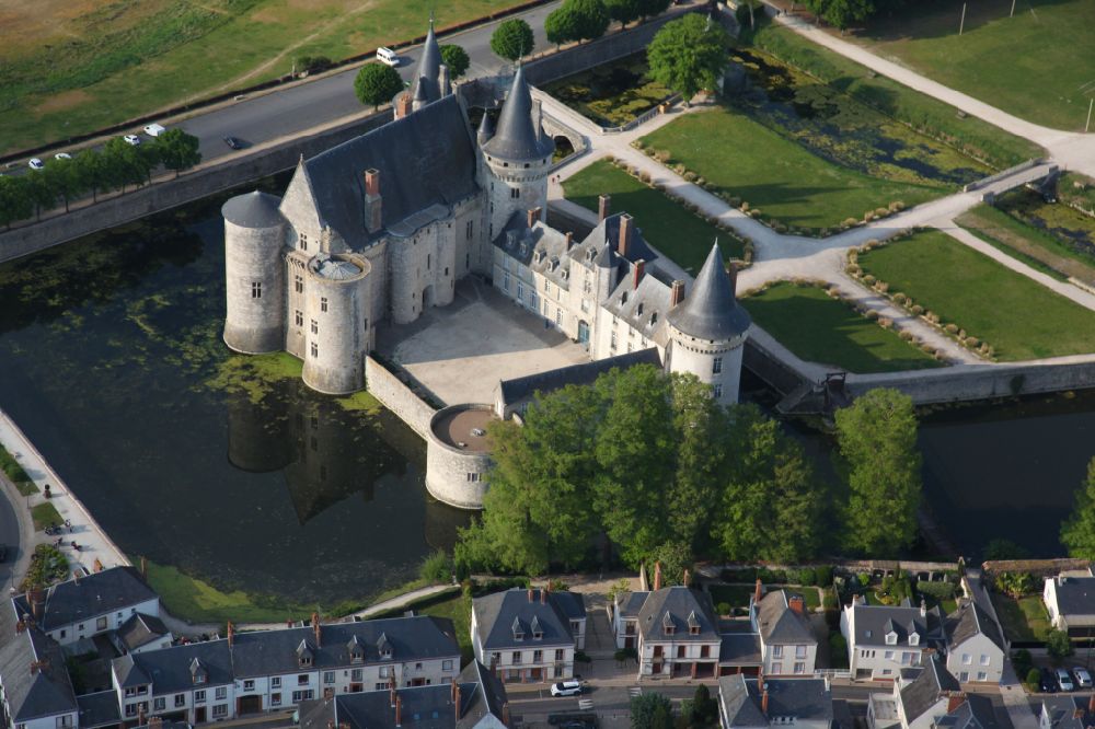 Sully-sur-Loire from the bird's eye view: Building and castle park systems of water castle Sully in Sully-sur-Loire in Centre-Val de Loire, France