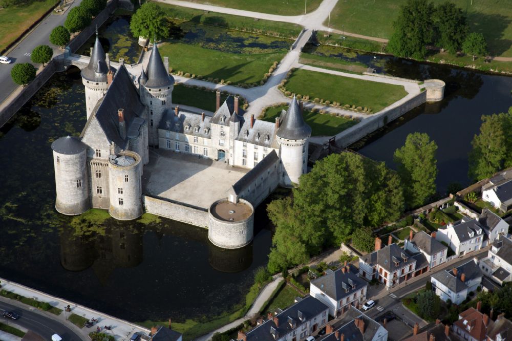 Aerial image Sully-sur-Loire - Building and castle park systems of water castle Sully in Sully-sur-Loire in Centre-Val de Loire, France